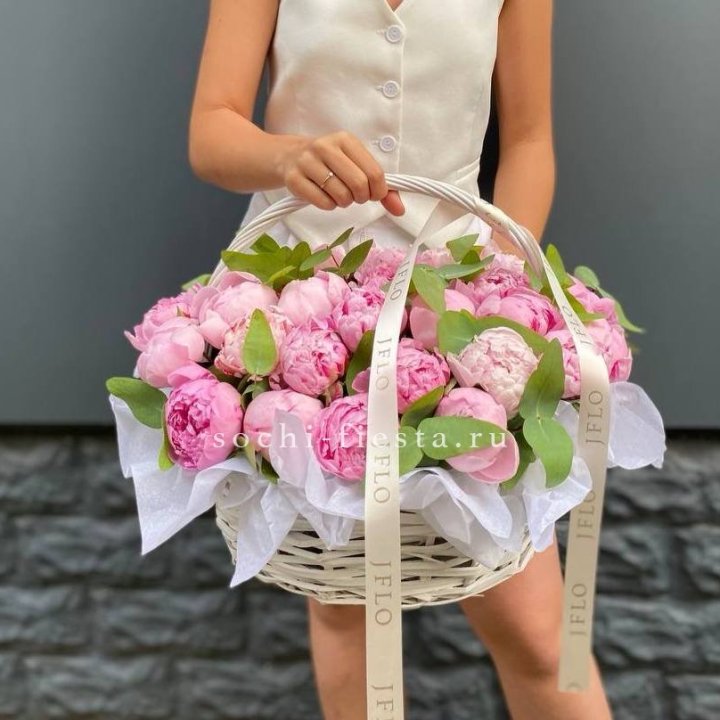 29 пионов в корзине в Тамбове