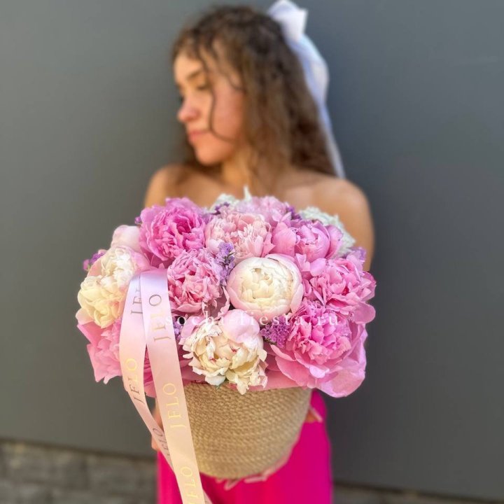 15 пионов в джутовом кашпо в Тамбове