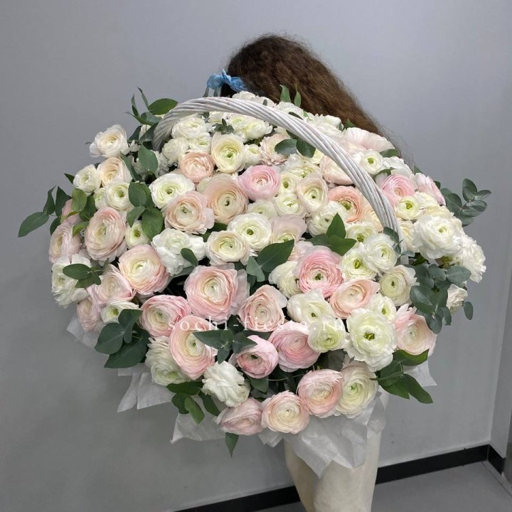 Ранункулюсы в корзине в Тамбове