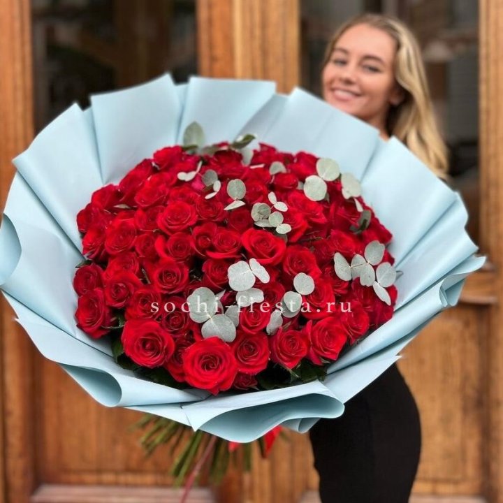 101 красная роза с эвкалиптом в Тамбове