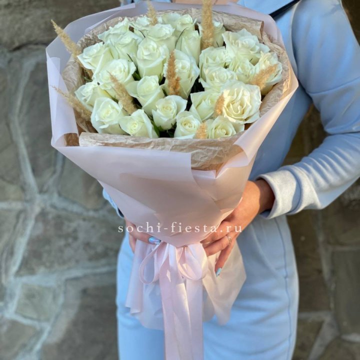 25 белых роз с сухоцветами в Тамбове