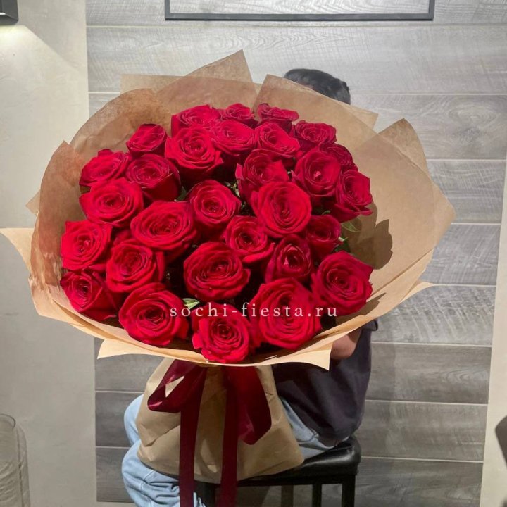 37 красных роз в крафте в Тамбове
