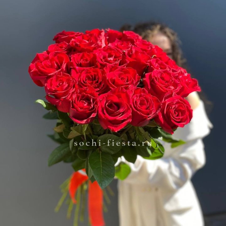 25 высоких красных роз в Тамбове