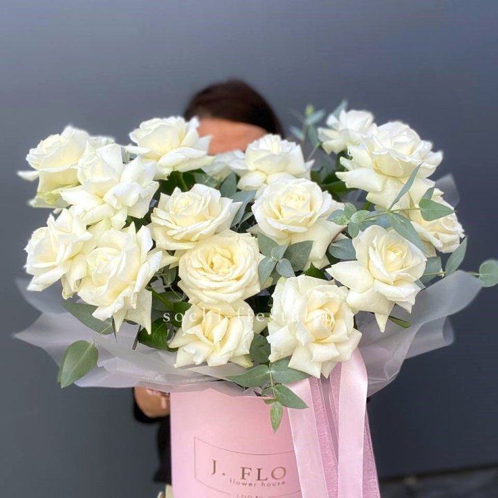 17 Французских белых роз в боксе в Тамбове