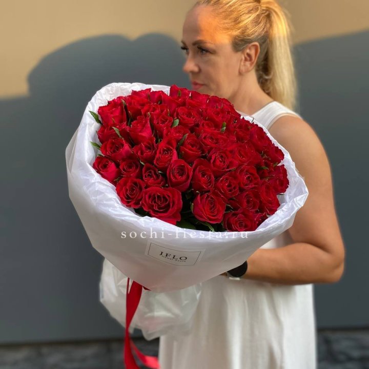 51 роза мадам ред в нежном оформлении в Тамбове