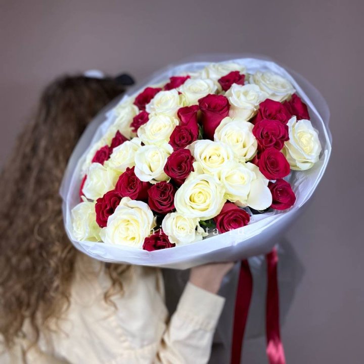 Букет из красных белых 45 роз в Тамбове