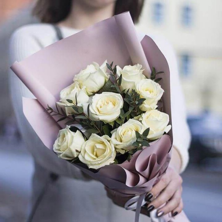 9 белых  роз "Минт" в Тамбове