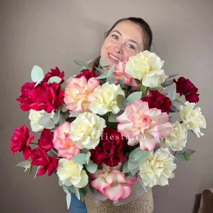 35 французских роз микс в джутовом боксе в Тамбове