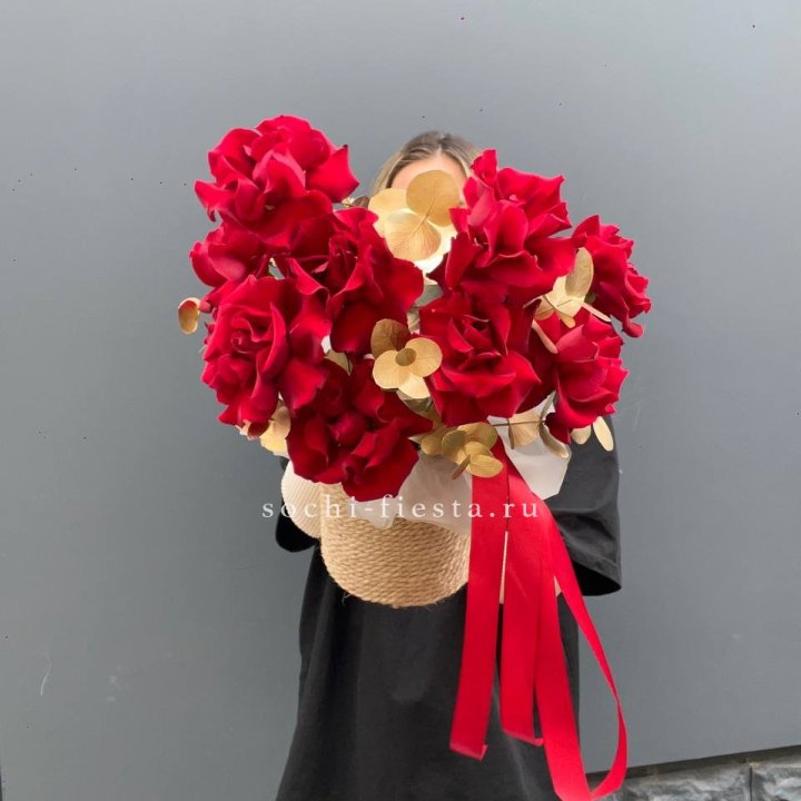 Красные французские розы в джутовом кашпо в Тамбове