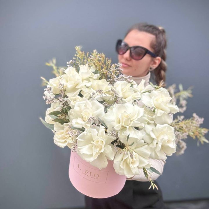 17 Французских белых роз в коробке Афина в Тамбове