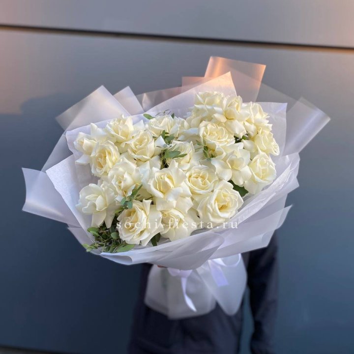 Пышный букет из белых роз в Тамбове
