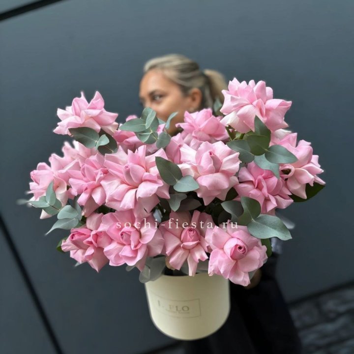 17 Розовых французских роз в боксе в Тамбове