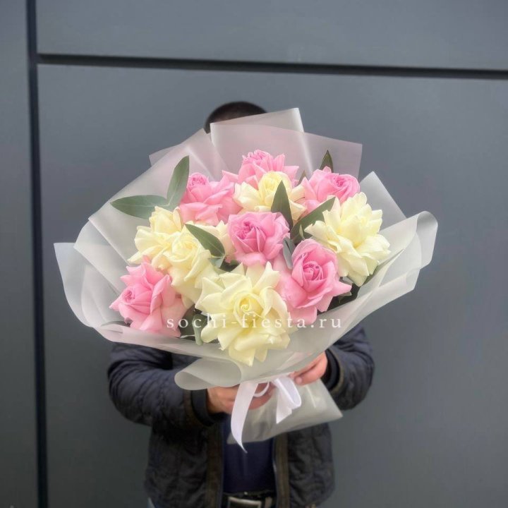 11 бело-розовых роз в Тамбове