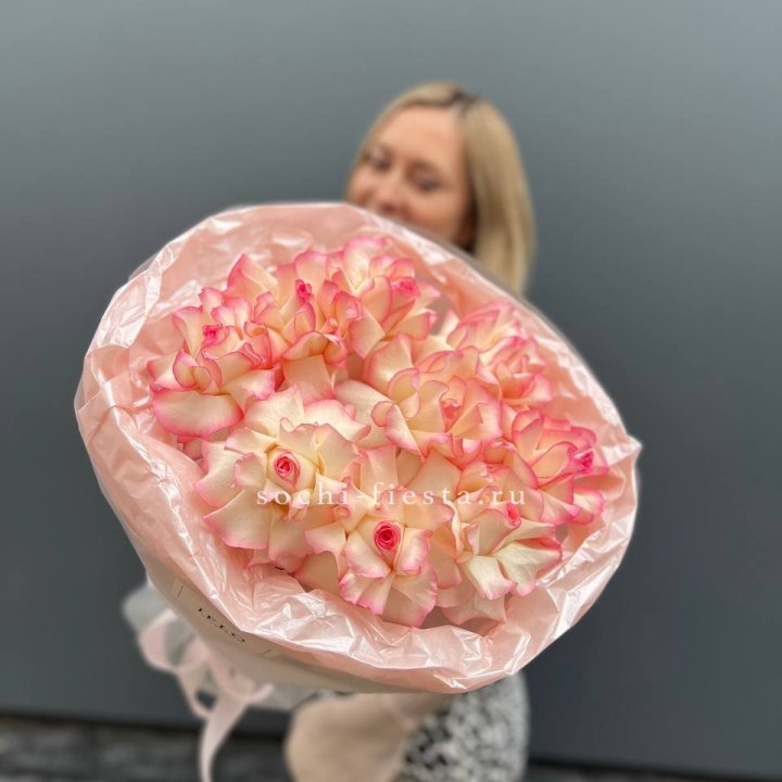 9 французских роз Джумилия в нежном оформлении в Тамбове