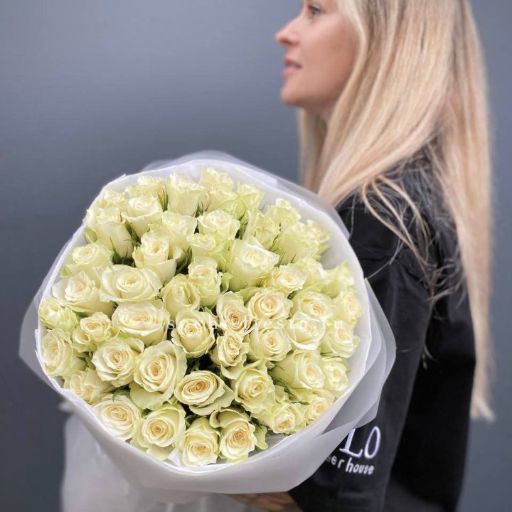 Воздушный букет из 51 белой кенийской розы в Тамбове