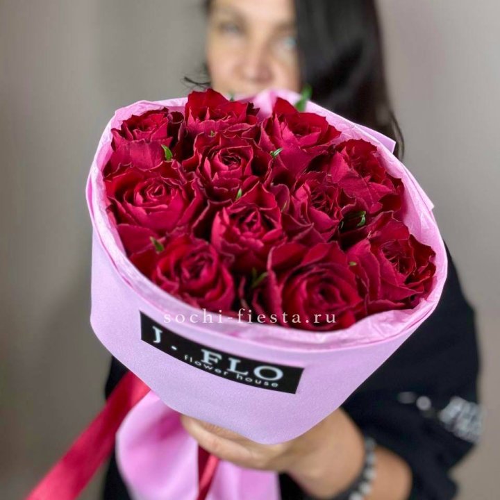 11 красных роз мадам ред в Тамбове