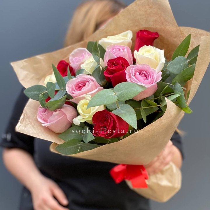 Букет из 15 роз с эвкалиптом в Тамбове