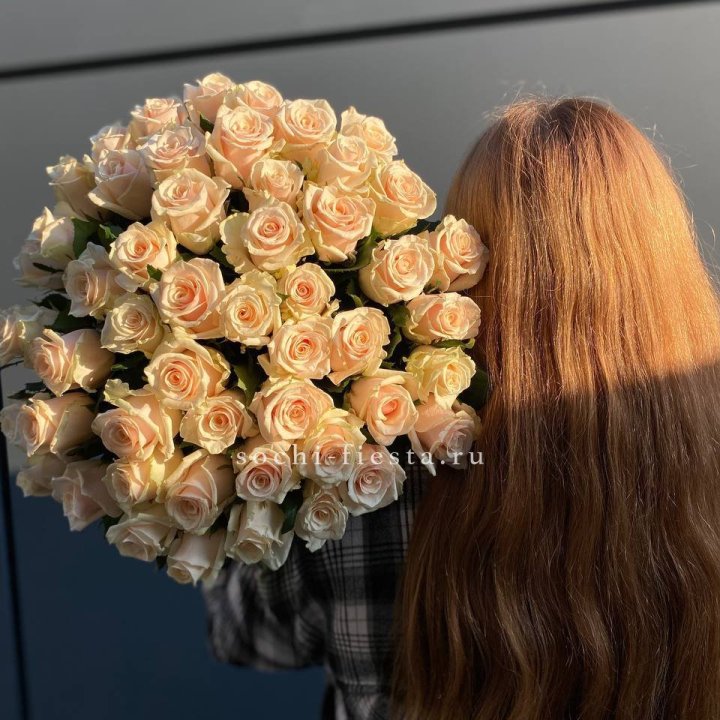 Охапка кремовых роз в Тамбове