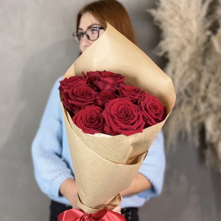 9 красных роз в крафте в Тамбове