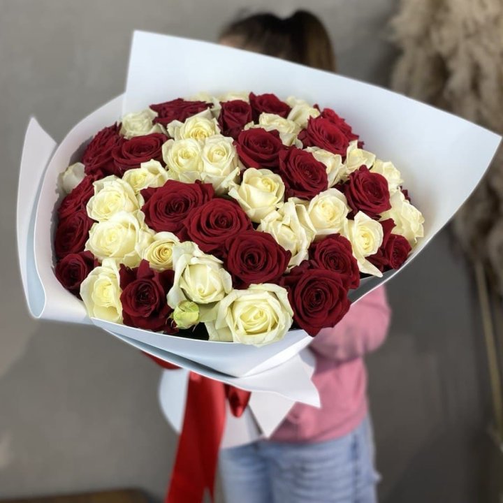 51 красная и белая роза в Тамбове