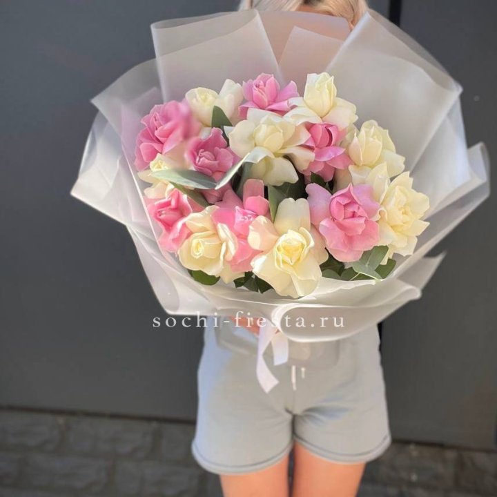 15 бело-розовых роз в Тамбове