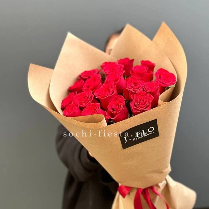 19 красных роз в крафте в Тамбове