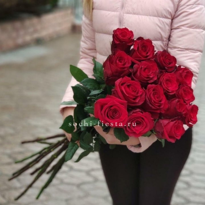 15 высоких красных роз в Тамбове
