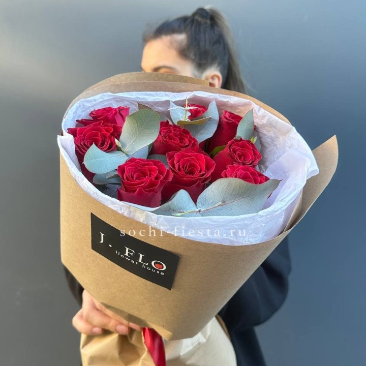 9 роз с эвкалиптом в Тамбове