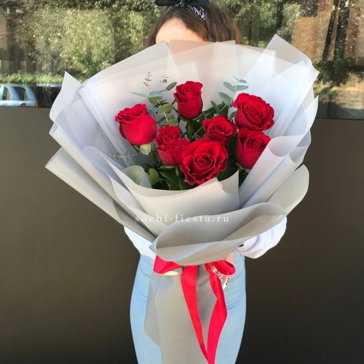7 красных роз с эвкалиптом  в Тамбове