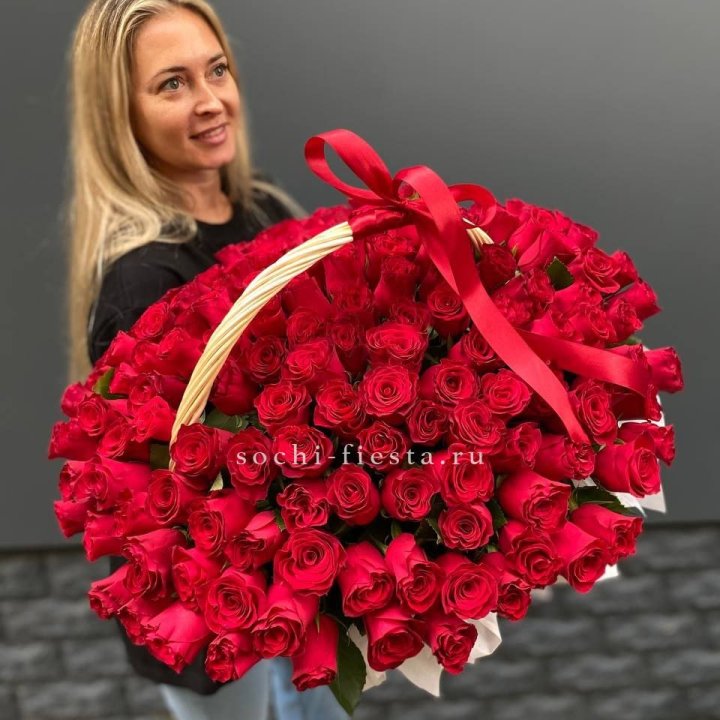 151 красная  роза в корзине в Тамбове