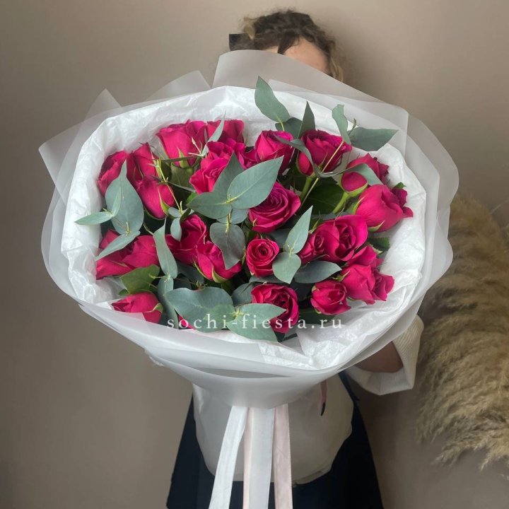 25 малиновых роз с эвкалиптом в Тамбове