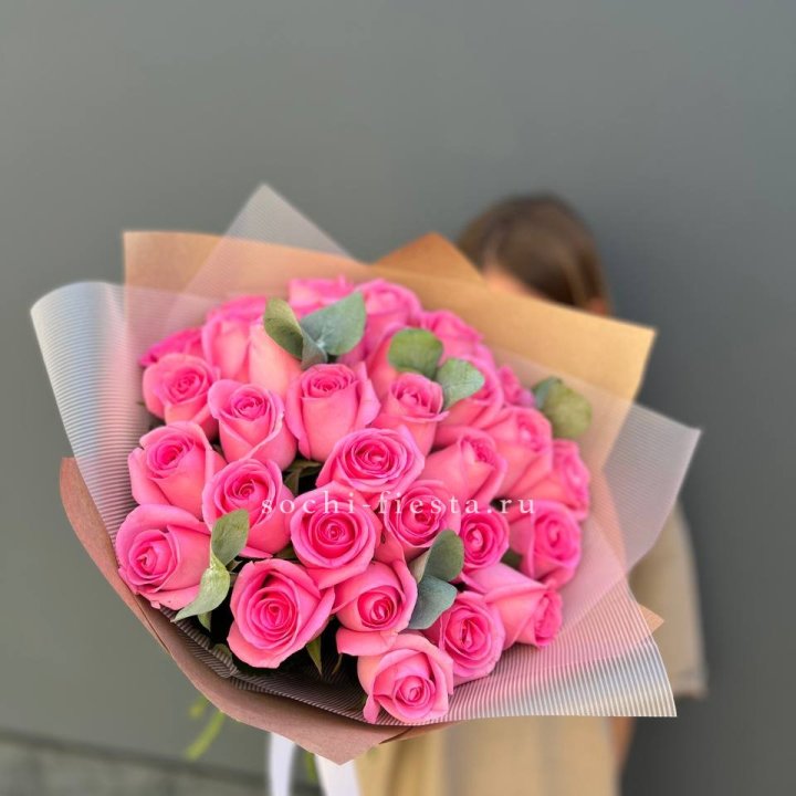 31 розовая роза с эвкалиптом в Тамбове