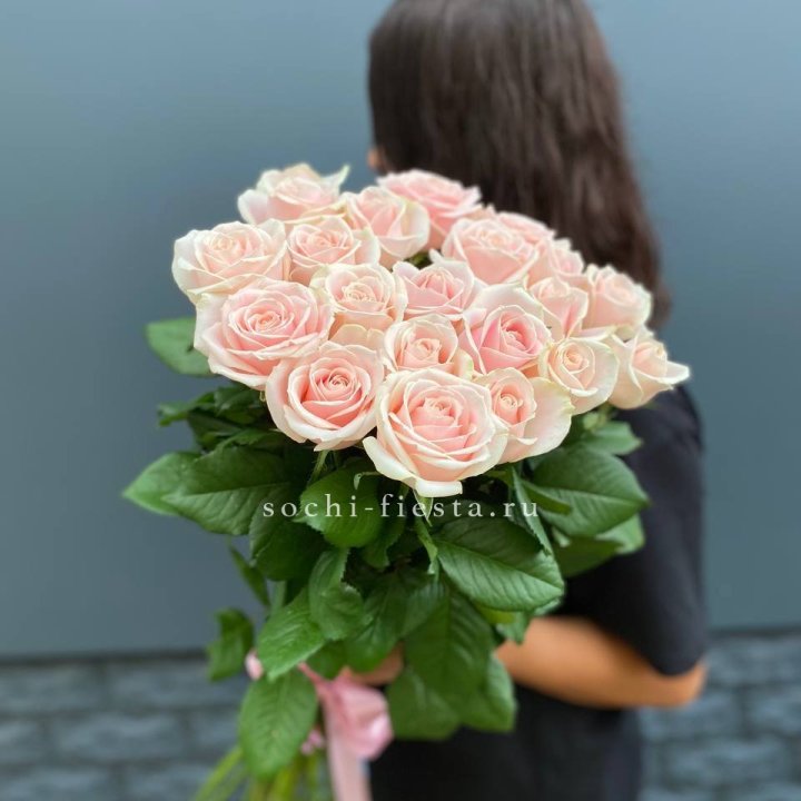 Высокие розовые розы в Тамбове