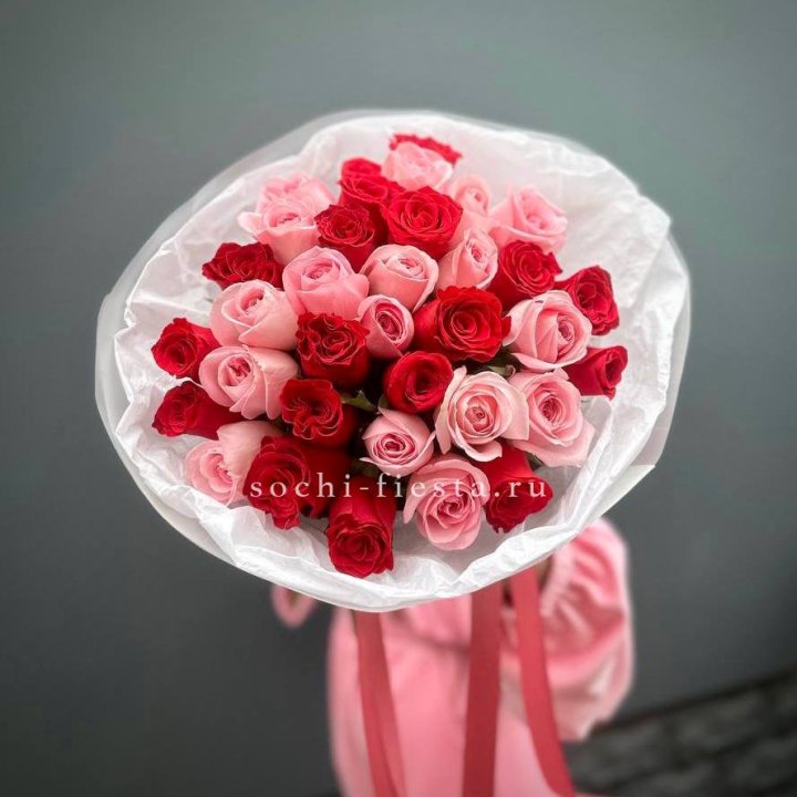 Букет красных и розовых 35 роз в Тамбове