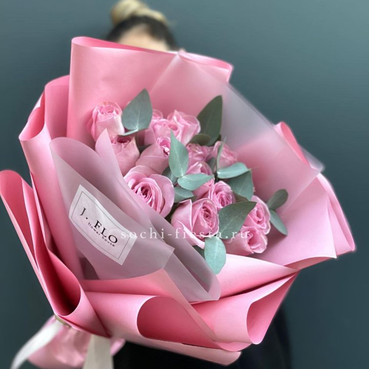 15 Розовых роз с эвкалиптом в Тамбове