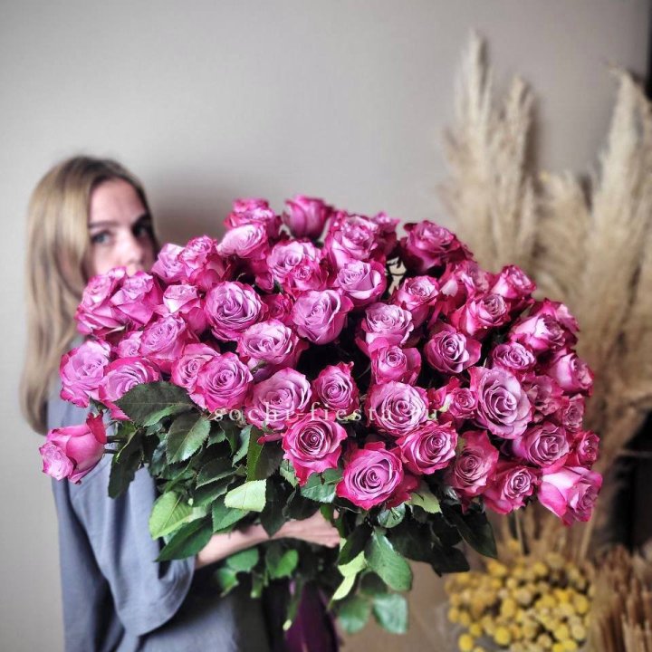 Охапка высоких роз Деп перпел в Тамбове