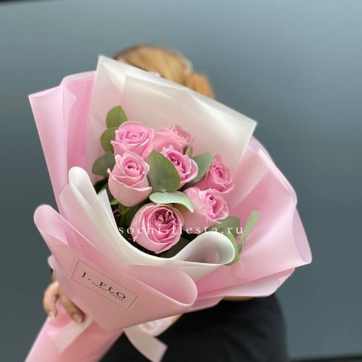 7 розовых роз с эвкалиптом в Тамбове