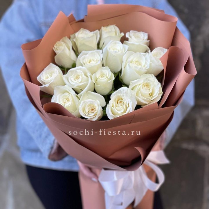 15 белых роз сиена в Тамбове