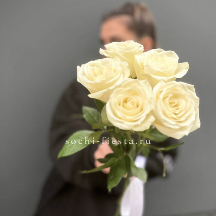 Букет 5 белых роз  в Тамбове