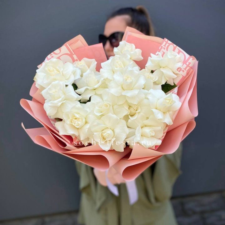 Белые розы "Аморе" в Тамбове