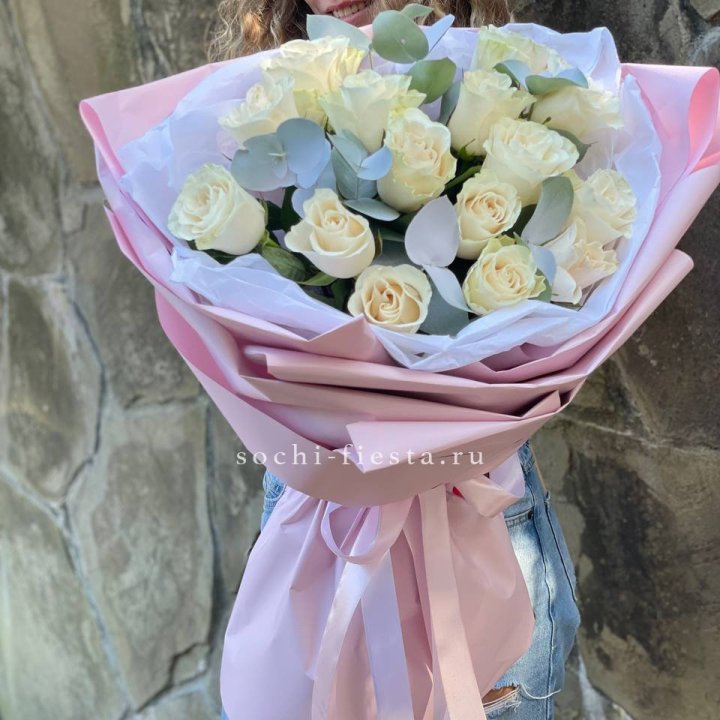 Белые розы в авторском оформлении в Тамбове