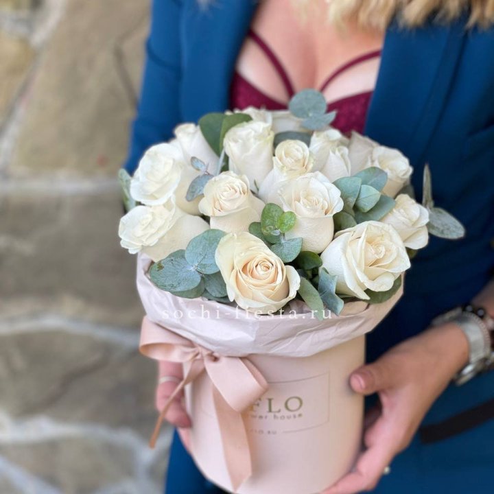 Цилиндр из белых роз в Тамбове