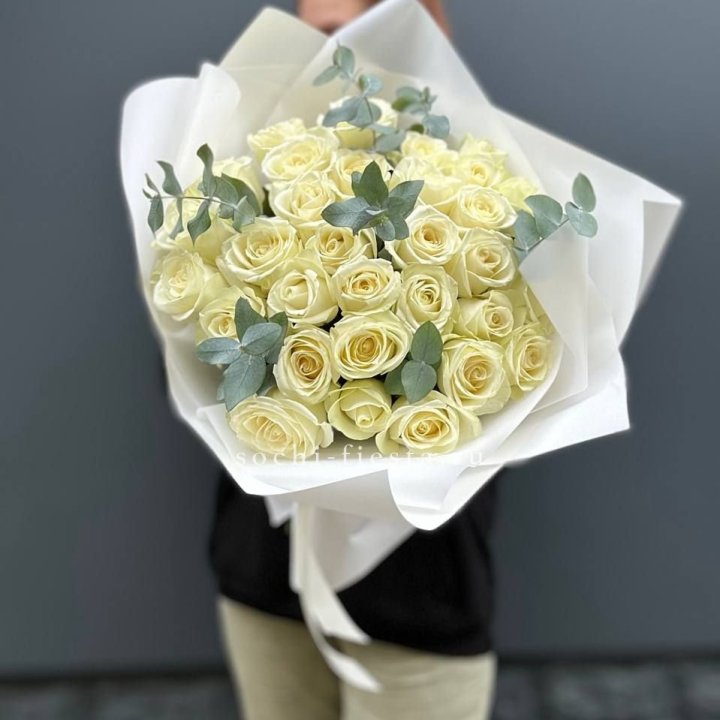 31 белая роза с эвкалиптом в Тамбове