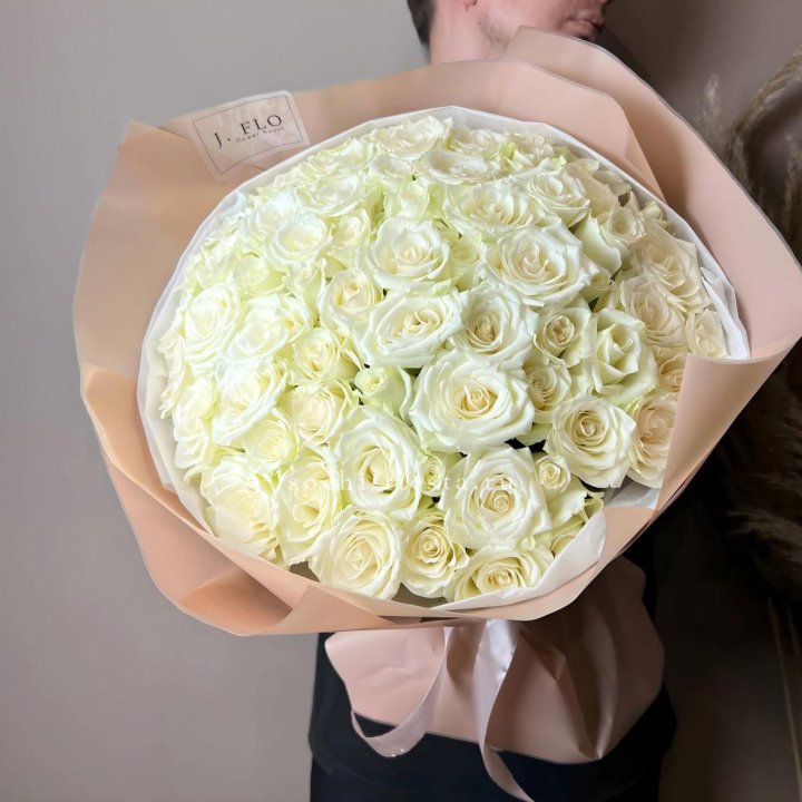 51 белая  роза в оформлении в Тамбове