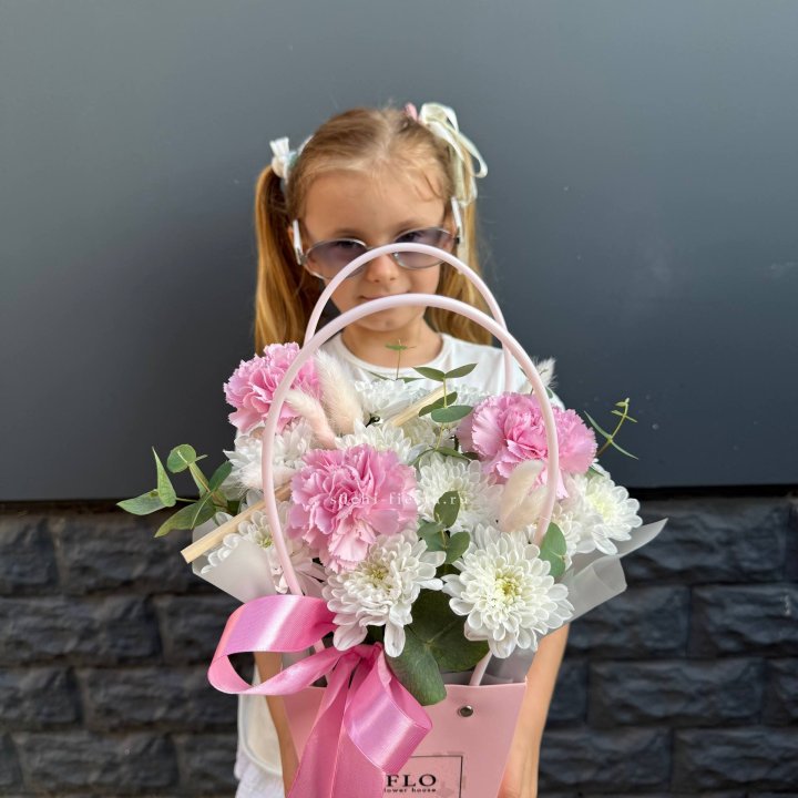 Сумочка из стойких хризантем и диантуса в Тамбове