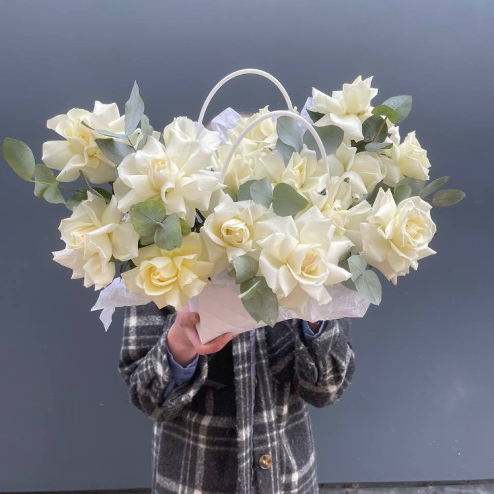 15 белых роз в сумочке в Тамбове