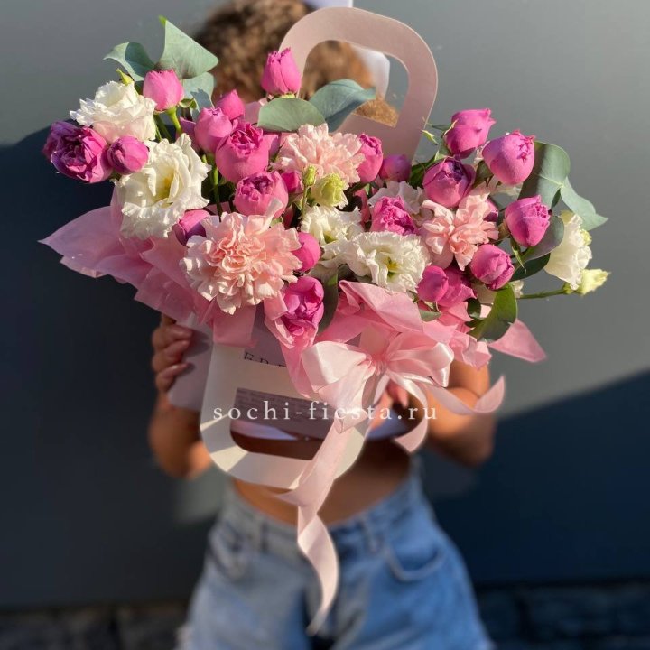 Сумочка с кустовой розой и диантусами в Тамбове