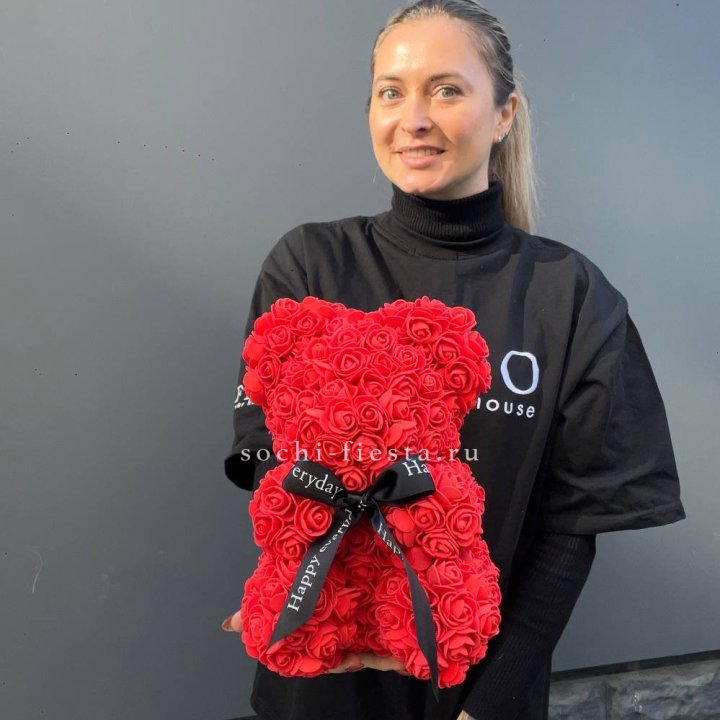 Медведь из роз красный в Тамбове